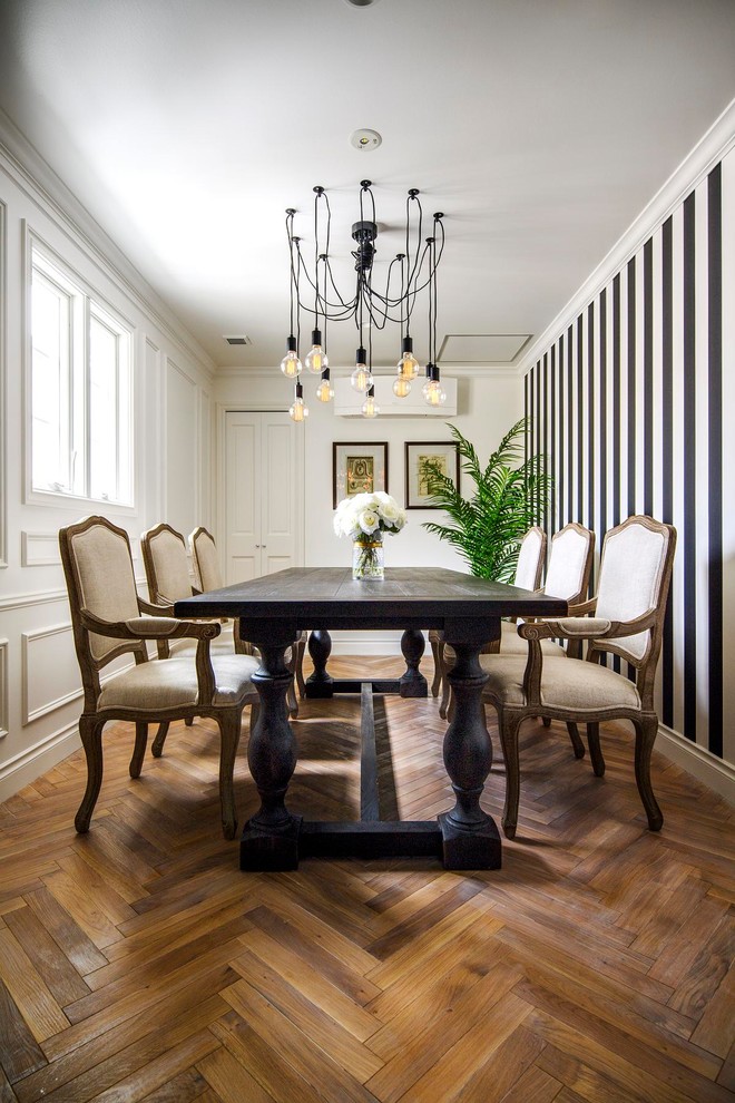 Idee per una sala da pranzo classica chiusa con pareti multicolore, pavimento in legno massello medio e pavimento marrone