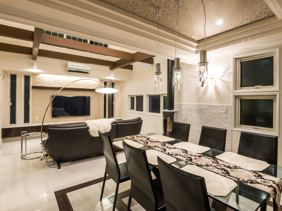 Esempio di una sala da pranzo aperta verso il soggiorno vittoriana con pareti bianche, pavimento in marmo e pavimento beige
