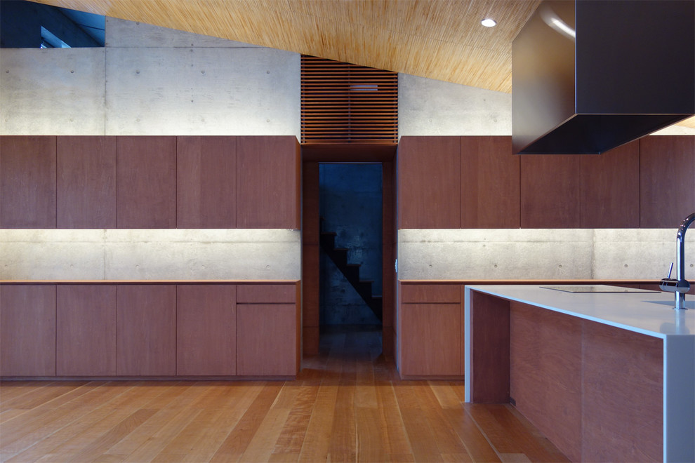 Ispirazione per una sala da pranzo aperta verso il soggiorno moderna con pareti grigie e pavimento in legno massello medio