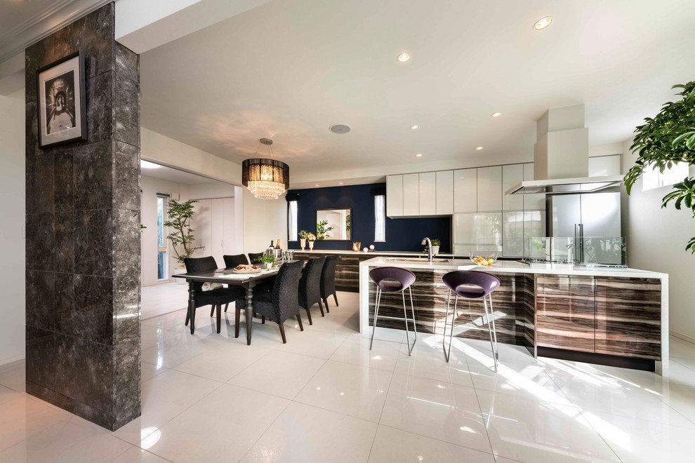 Ispirazione per una sala da pranzo aperta verso la cucina moderna di medie dimensioni con pareti bianche, pavimento in gres porcellanato e pavimento beige