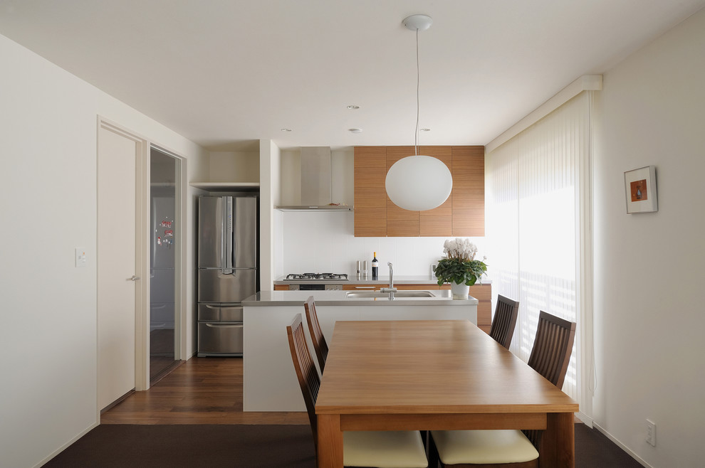 Идея дизайна: гостиная-столовая среднего размера в стиле модернизм с белыми стенами, ковровым покрытием и коричневым полом без камина
