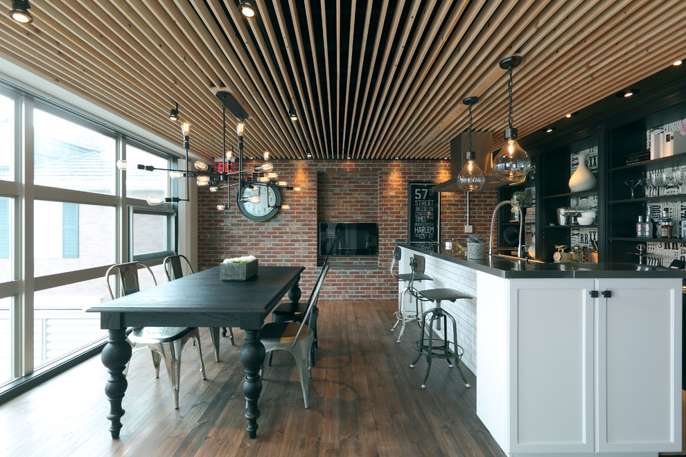 Bild på ett retro kök med matplats, med bruna väggar, mörkt trägolv och brunt golv