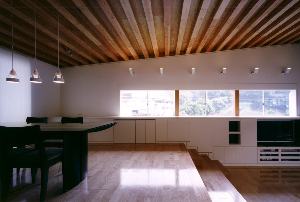 Источник вдохновения для домашнего уюта: гостиная-столовая в стиле модернизм с белыми стенами, полом из фанеры и бежевым полом