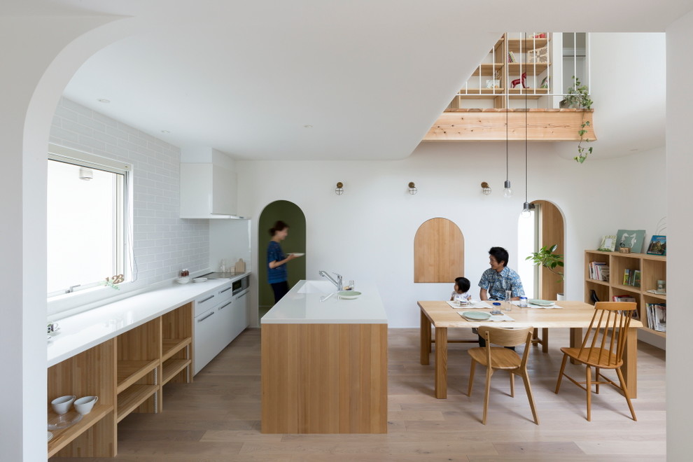 Esempio di una sala da pranzo scandinava di medie dimensioni con pareti bianche, parquet chiaro e pavimento beige