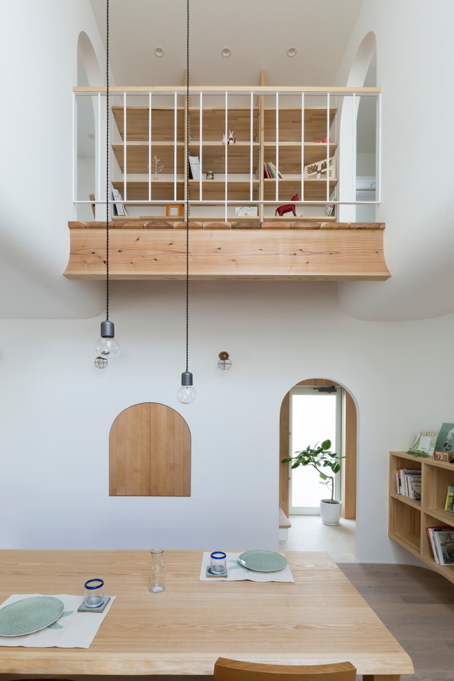 Idee per una sala da pranzo nordica di medie dimensioni con pareti bianche, parquet chiaro e pavimento beige