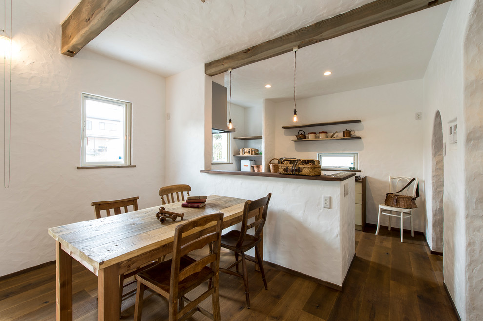 Ejemplo de comedor de estilo americano con paredes blancas, suelo de madera en tonos medios y suelo marrón
