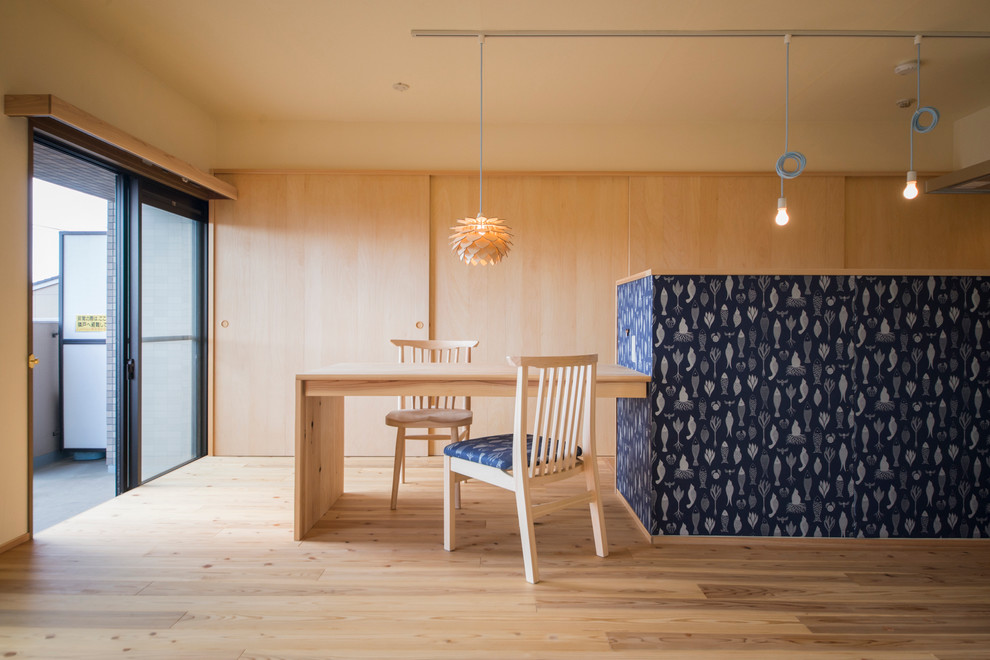 Imagen de comedor de cocina nórdico con paredes beige y suelo de madera clara