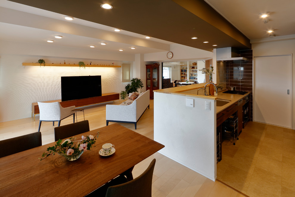 Свежая идея для дизайна: гостиная-столовая среднего размера в восточном стиле с белыми стенами, светлым паркетным полом и коричневым полом - отличное фото интерьера