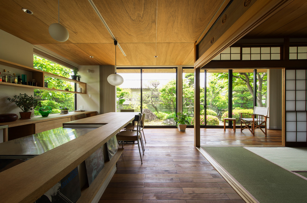 Esempio di una grande sala da pranzo aperta verso il soggiorno con pavimento in legno massello medio