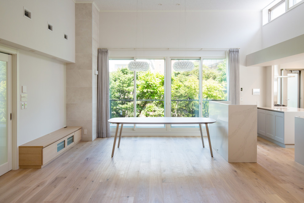 Offenes, Geräumiges Modernes Esszimmer mit grauer Wandfarbe, Sperrholzboden und beigem Boden in Tokio