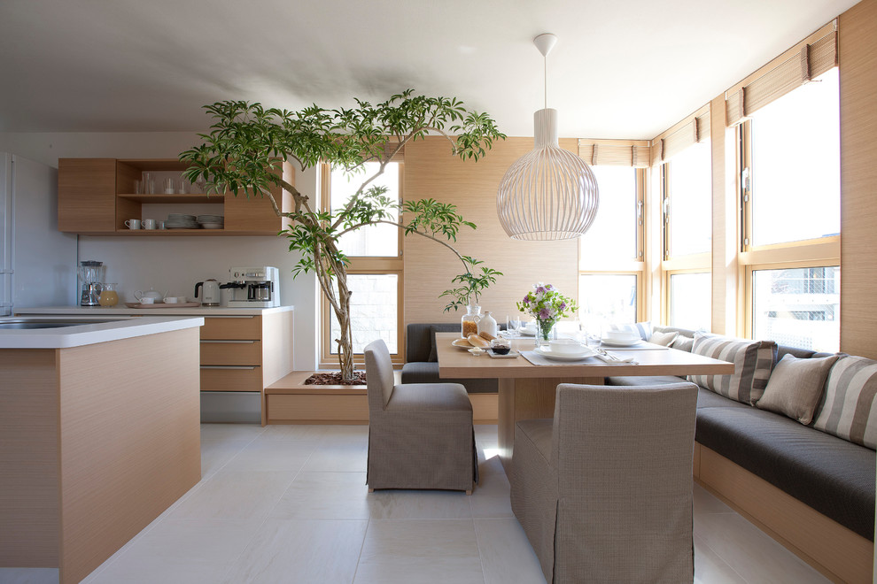 Immagine di una sala da pranzo aperta verso il soggiorno design con pareti marroni e pavimento beige