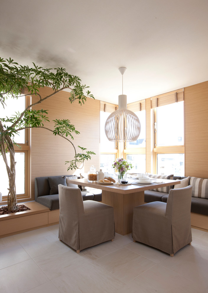Exemple d'une salle à manger asiatique avec un mur marron et un sol beige.