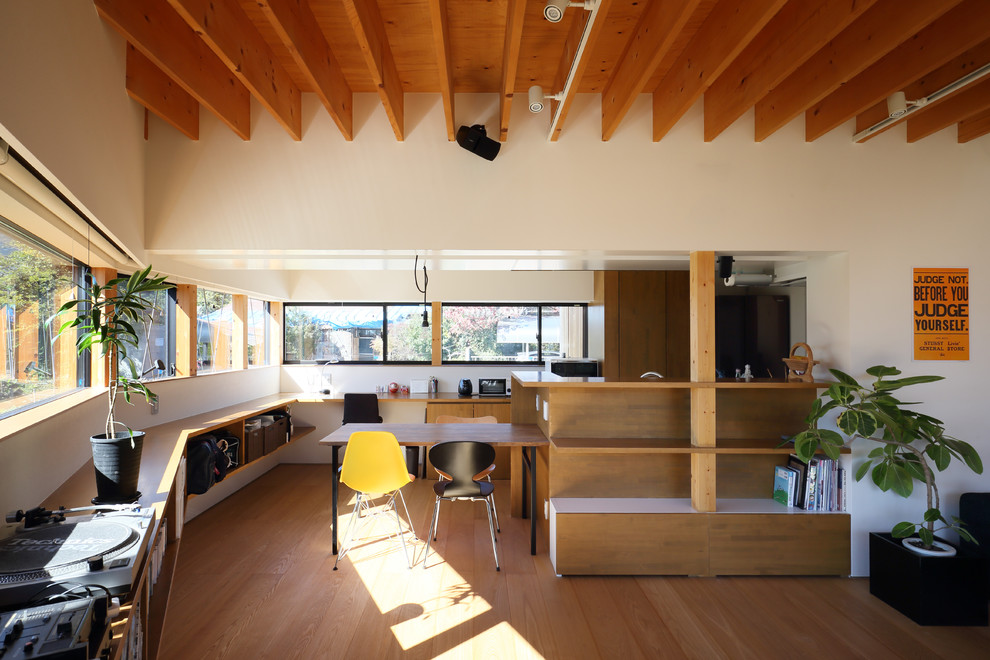 Foto de comedor contemporáneo abierto con paredes blancas, suelo de madera en tonos medios y suelo marrón