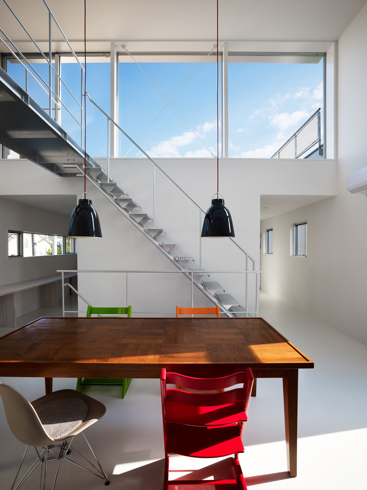 Idee per una grande sala da pranzo aperta verso la cucina industriale con pareti bianche, pavimento bianco e pavimento in linoleum