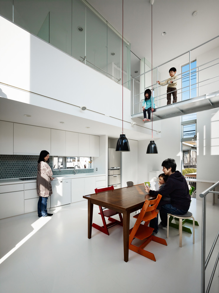 Esempio di una grande sala da pranzo aperta verso la cucina moderna con pareti bianche, pavimento in linoleum e pavimento bianco