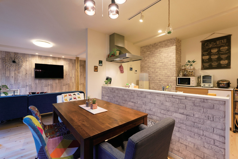 Пример оригинального дизайна: кухня-столовая в стиле кантри с белыми стенами, светлым паркетным полом, потолком с обоями и обоями на стенах