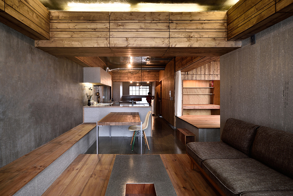 Inspiration for an urban dining room in Fukuoka with grey walls and medium hardwood flooring.