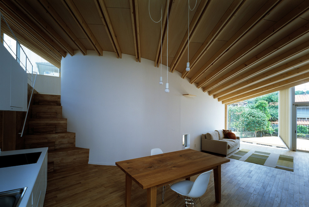 Foto di una sala da pranzo aperta verso il soggiorno nordica di medie dimensioni con pareti bianche, pavimento in legno massello medio e pavimento marrone