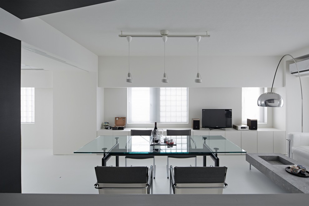 Пример оригинального дизайна: гостиная-столовая в современном стиле с белыми стенами без камина