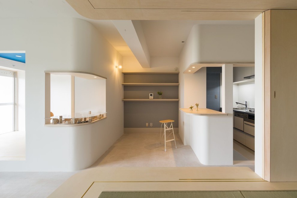 Идея дизайна: маленькая столовая в стиле модернизм с с кухонным уголком, белыми стенами, пробковым полом и белым полом без камина для на участке и в саду