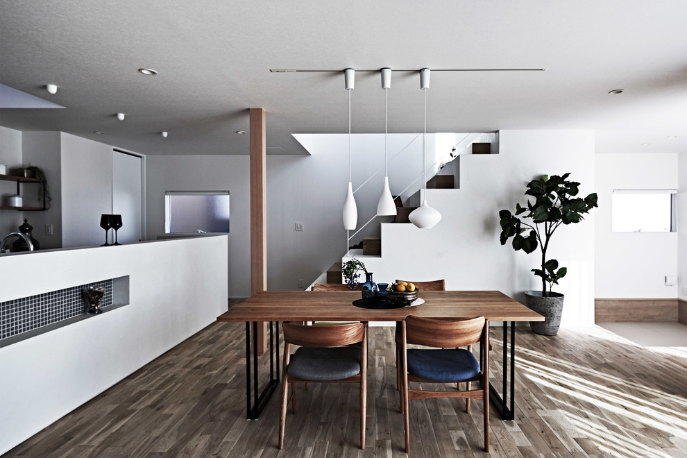 Scandi open plan dining room in Nagoya with white walls, painted wood flooring and brown floors.