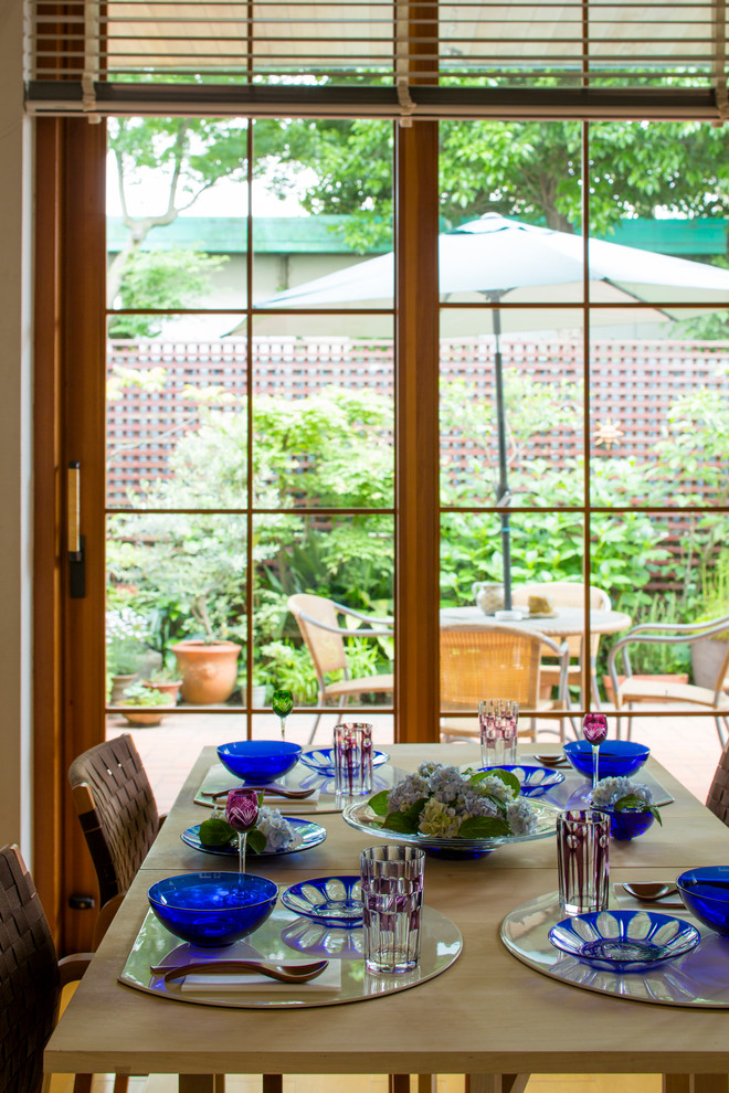 Foto di una sala da pranzo aperta verso la cucina contemporanea di medie dimensioni con parquet chiaro