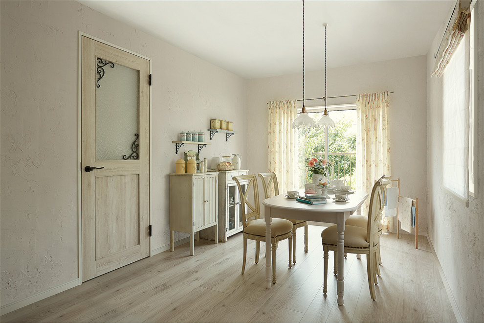 Inspiration pour une salle à manger style shabby chic avec un mur blanc, parquet peint et un sol beige.