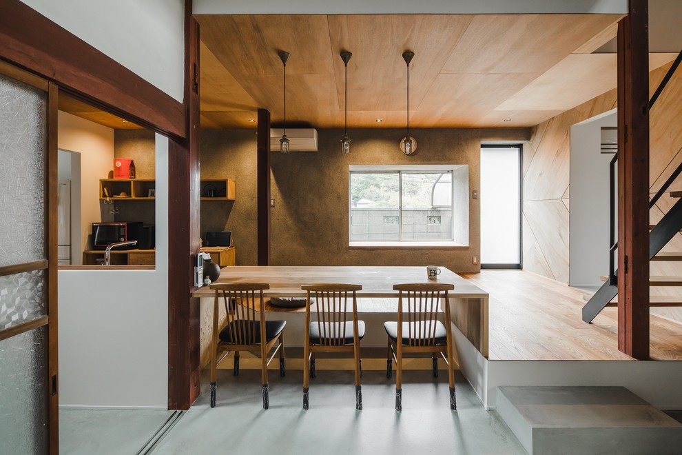 Ispirazione per un'ampia sala da pranzo aperta verso il soggiorno etnica con pareti multicolore, pavimento in legno massello medio e pavimento beige