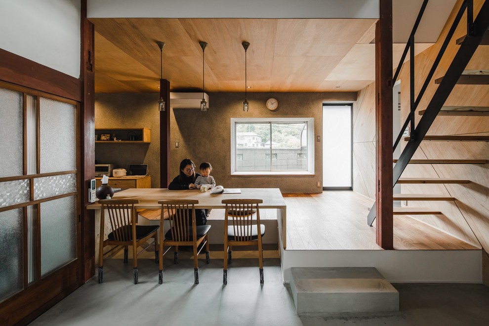 Geräumige Asiatische Wohnküche mit beiger Wandfarbe, braunem Holzboden und beigem Boden in Sonstige