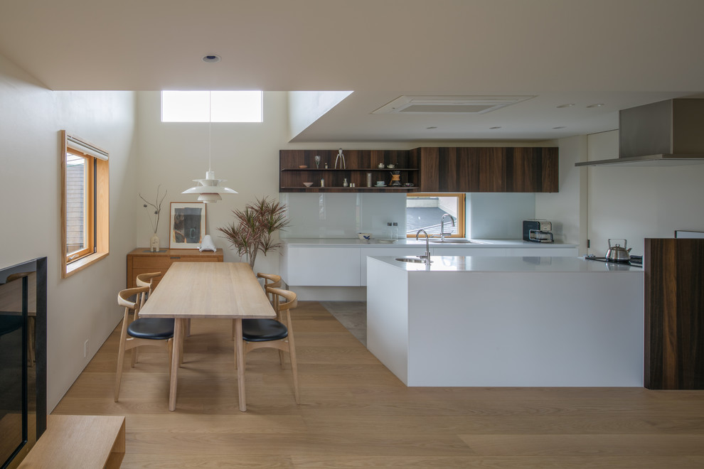 Design ideas for a modern dining room in Kobe.