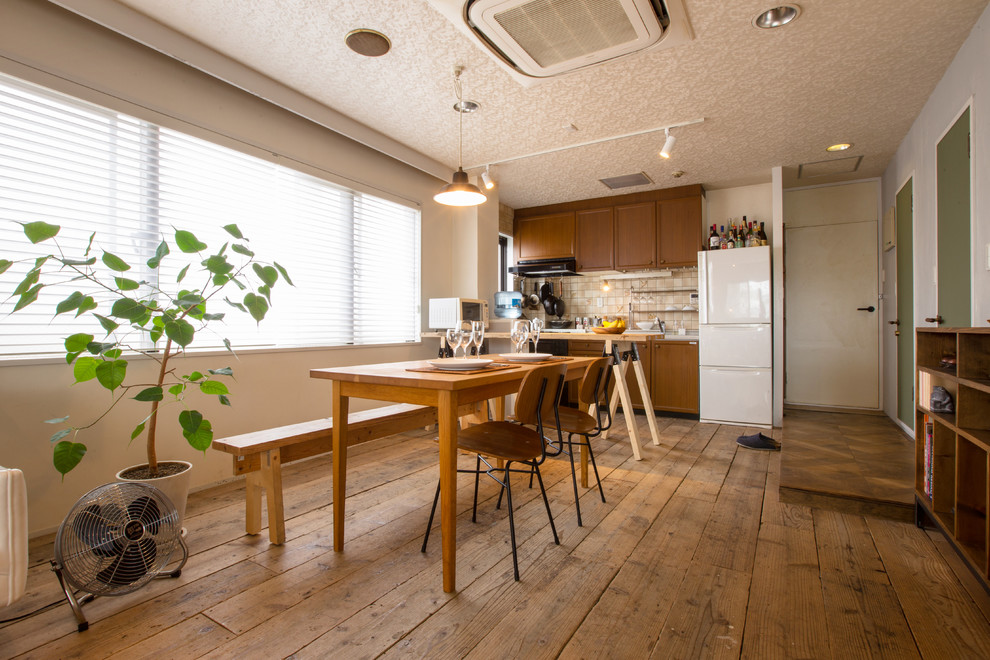 他の地域にあるコンテンポラリースタイルのおしゃれなダイニングキッチン (白い壁、濃色無垢フローリング、茶色い床) の写真