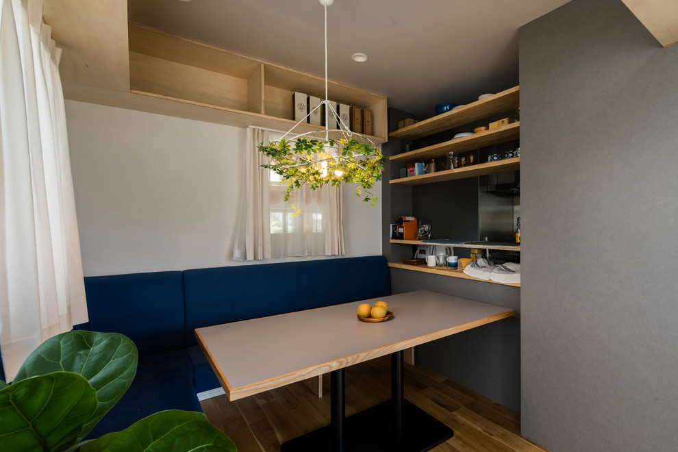 Idéer för en liten modern matplats med öppen planlösning, med flerfärgade väggar, mellanmörkt trägolv och flerfärgat golv