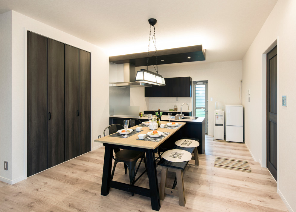 Idee per una sala da pranzo aperta verso il soggiorno minimal con pareti bianche, pavimento in legno verniciato e pavimento beige
