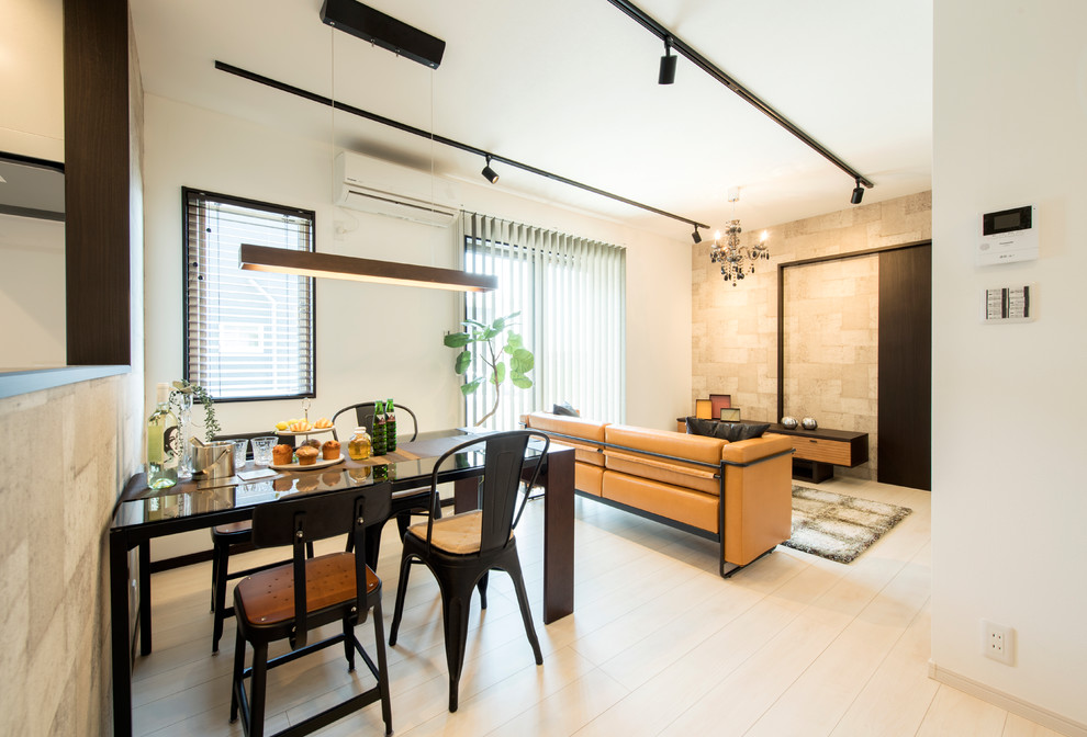 Esempio di una piccola sala da pranzo contemporanea con pareti bianche, pavimento in legno verniciato e pavimento bianco