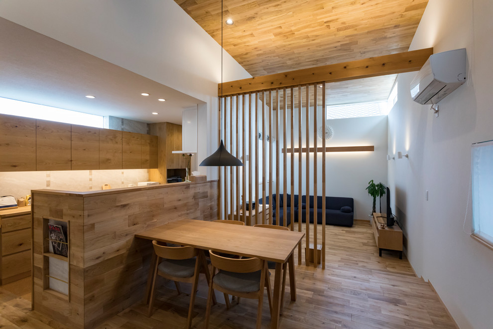 Ispirazione per una sala da pranzo aperta verso il soggiorno country con pareti bianche, pavimento in legno massello medio e pavimento marrone