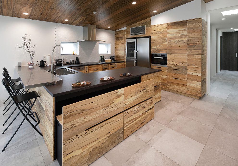 Modern inredning av ett mycket stort kök med öppen planlösning, med klinkergolv i porslin och grått golv