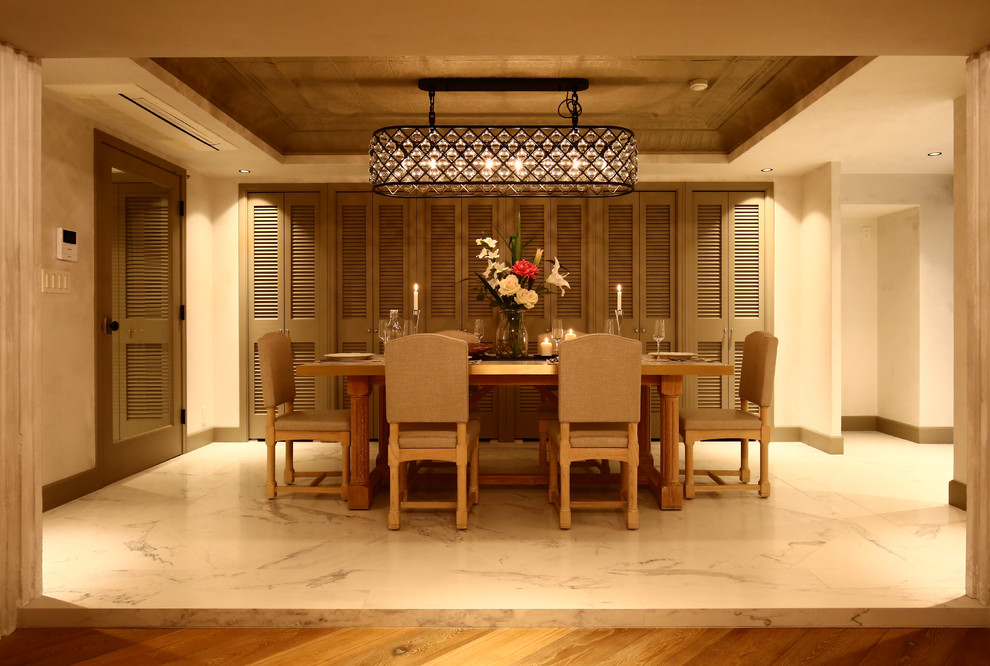 Пример оригинального дизайна: столовая в классическом стиле с бежевыми стенами, мраморным полом и белым полом