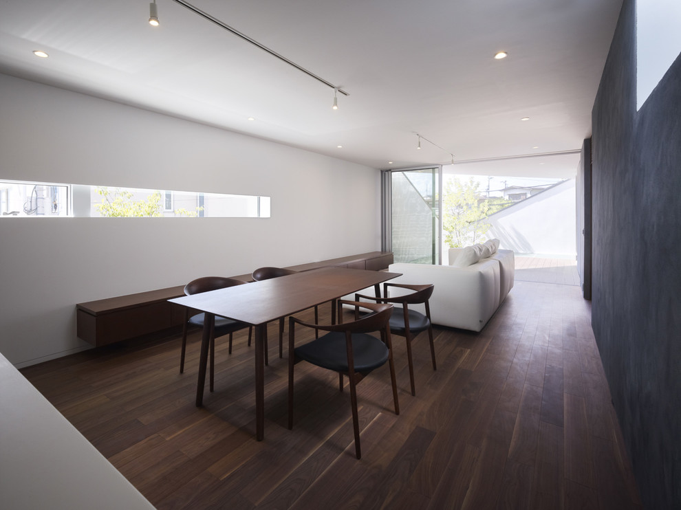 Offenes, Mittelgroßes Modernes Esszimmer mit weißer Wandfarbe, Sperrholzboden und braunem Boden in Sonstige