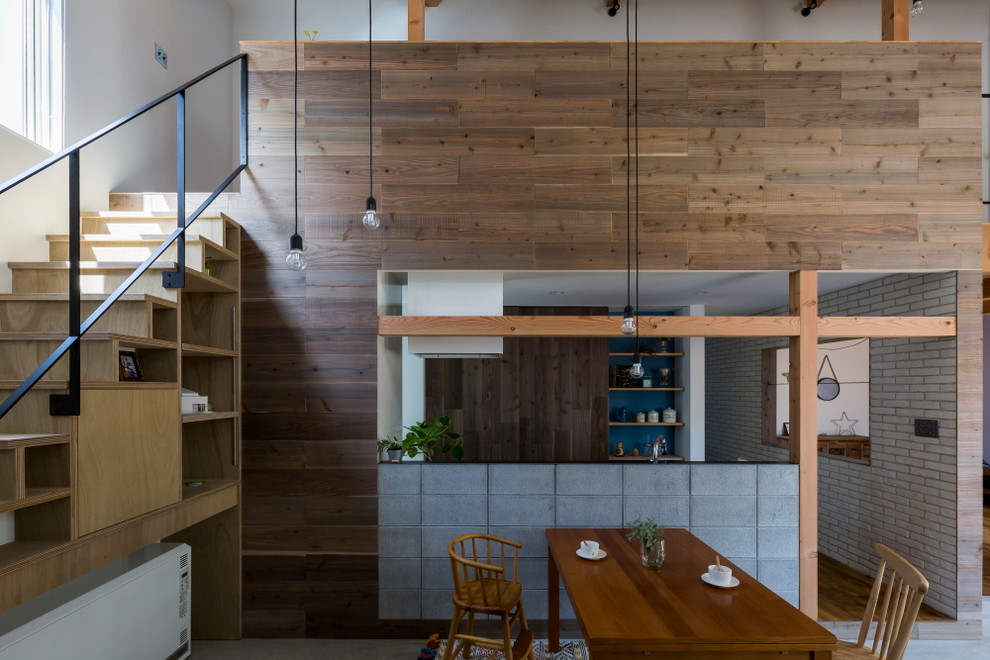 Inspiration pour une salle à manger ouverte sur la cuisine asiatique de taille moyenne avec un mur blanc, un sol gris et sol en béton ciré.
