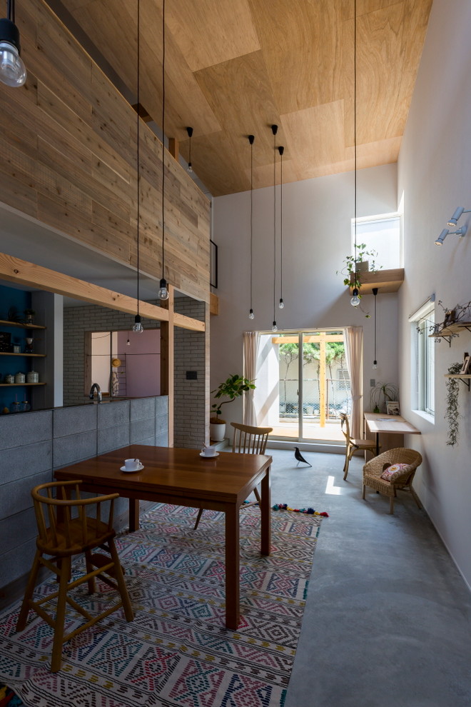 Idéer för mellanstora rustika kök med matplatser, med vita väggar, betonggolv och grått golv