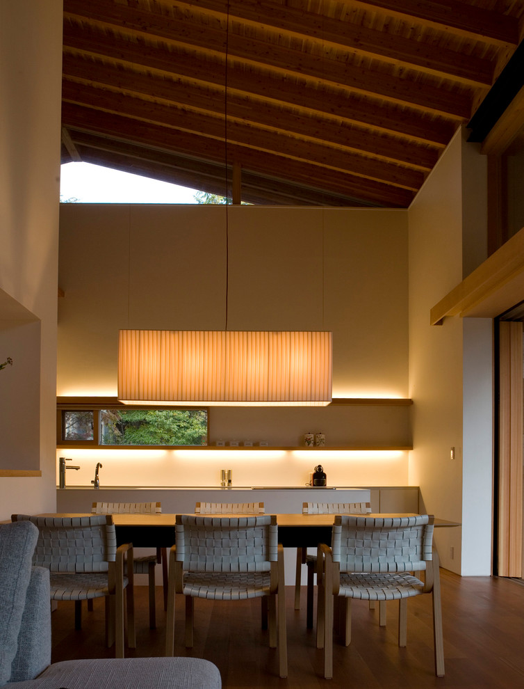 Immagine di una sala da pranzo con pareti bianche, pavimento in legno massello medio e pavimento marrone