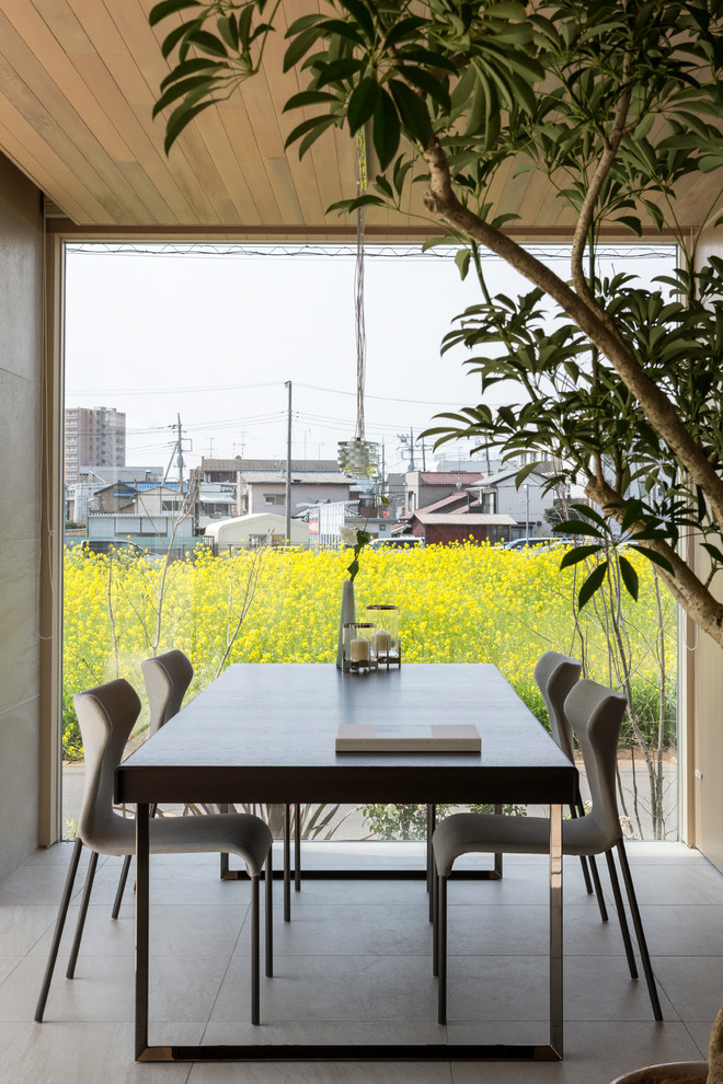 Inspiration för mellanstora moderna matplatser med öppen planlösning, med bruna väggar
