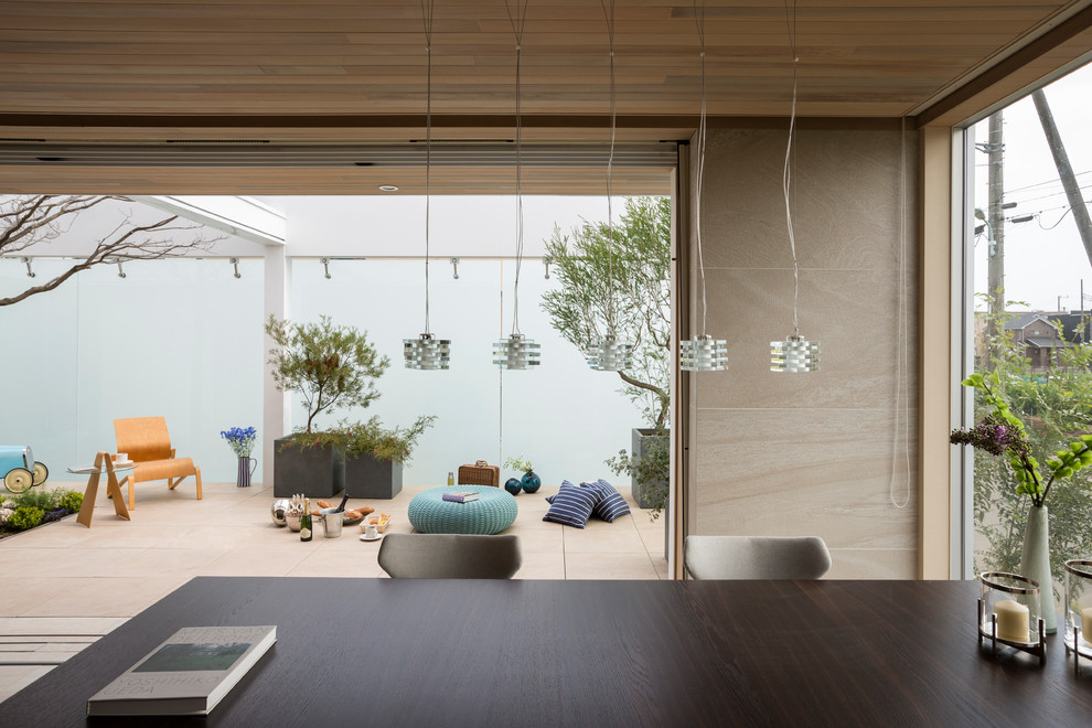 Offenes, Mittelgroßes Modernes Esszimmer ohne Kamin mit brauner Wandfarbe in Sonstige