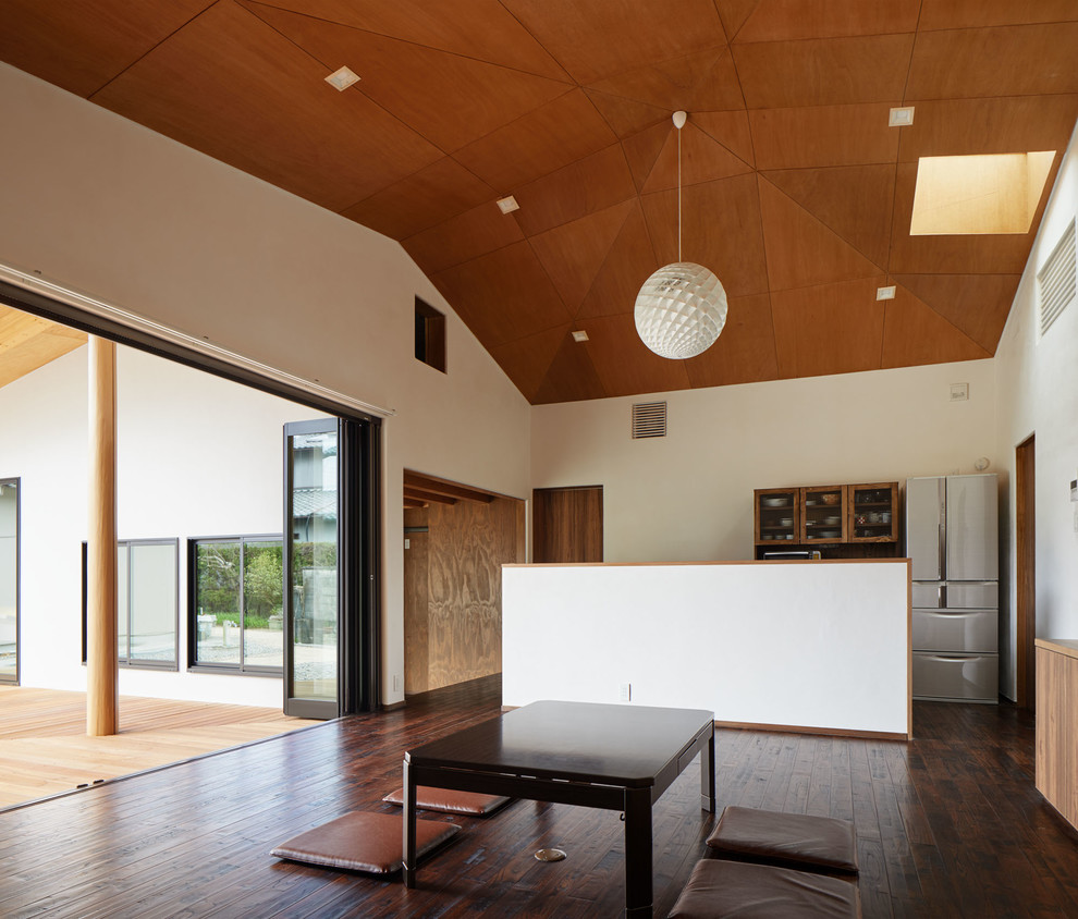 Idee per una sala da pranzo aperta verso il soggiorno minimal con pareti bianche, parquet scuro e pavimento marrone