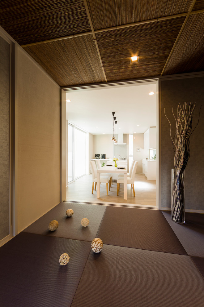 Modern inredning av en separat matplats, med beige väggar, tatamigolv och brunt golv