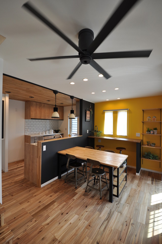 Esempio di una sala da pranzo costiera con pareti multicolore, pavimento in legno massello medio e pavimento marrone