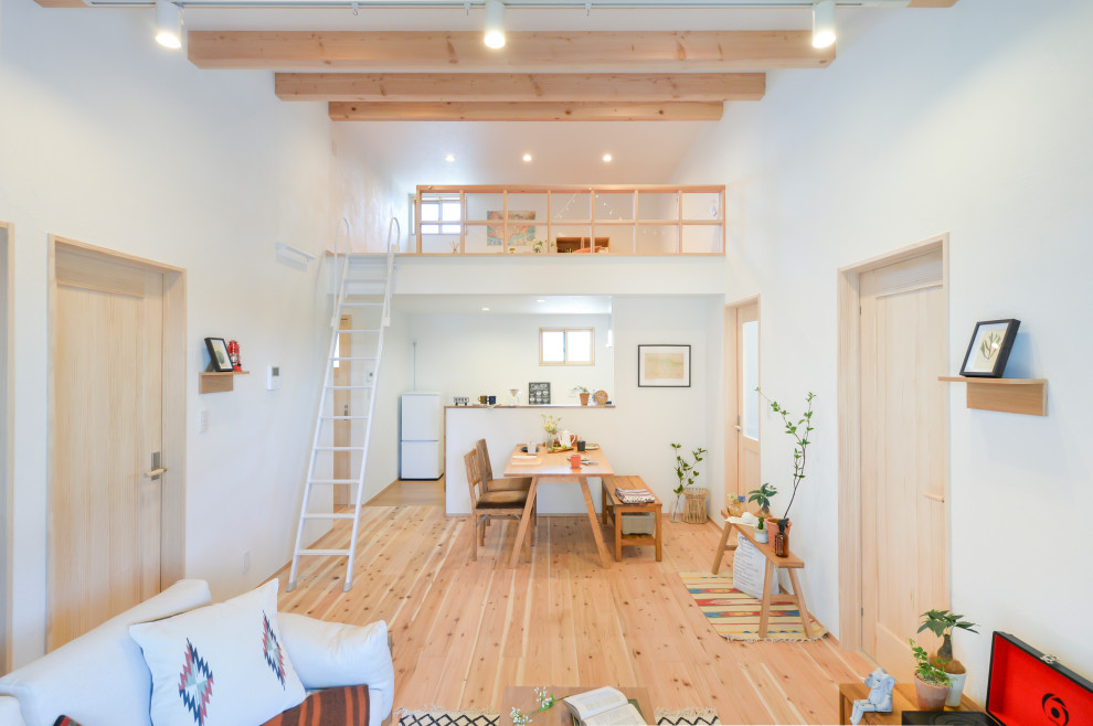Immagine di una sala da pranzo nordica di medie dimensioni con pareti bianche, parquet chiaro, pavimento beige e travi a vista