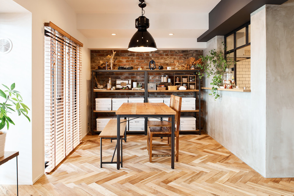 Ispirazione per una sala da pranzo industriale con pareti bianche, pavimento in legno massello medio e pavimento marrone
