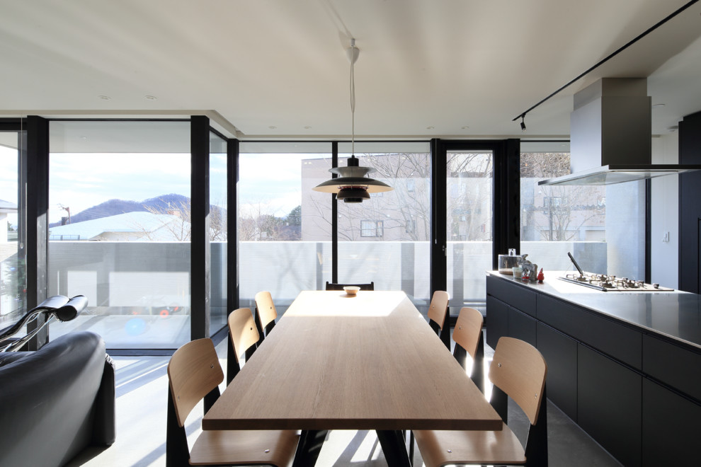 Ispirazione per una sala da pranzo aperta verso il soggiorno moderna con pareti bianche e pavimento grigio
