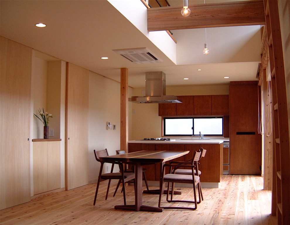 Idée de décoration pour une salle à manger ouverte sur le salon asiatique avec un mur blanc, parquet clair et un sol beige.